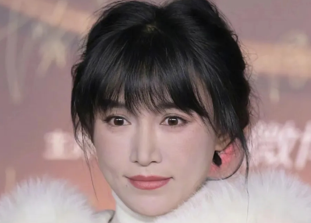 李子柒，面相已变！
现在的她精致无比，昨晚感觉撞脸唐嫣，甚至更加好看。
她已经不