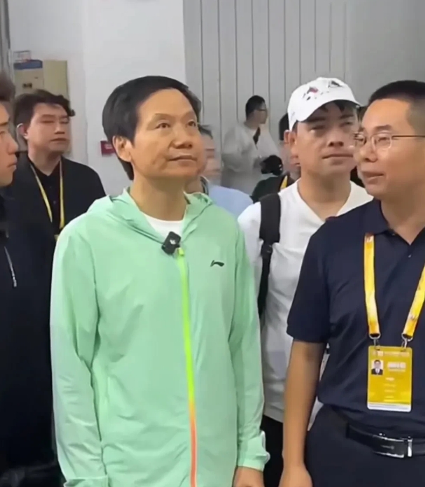 雷军现身航展，到处转转看看，还进入飞机内部参观。看他双拳紧握是又有了想法？

把