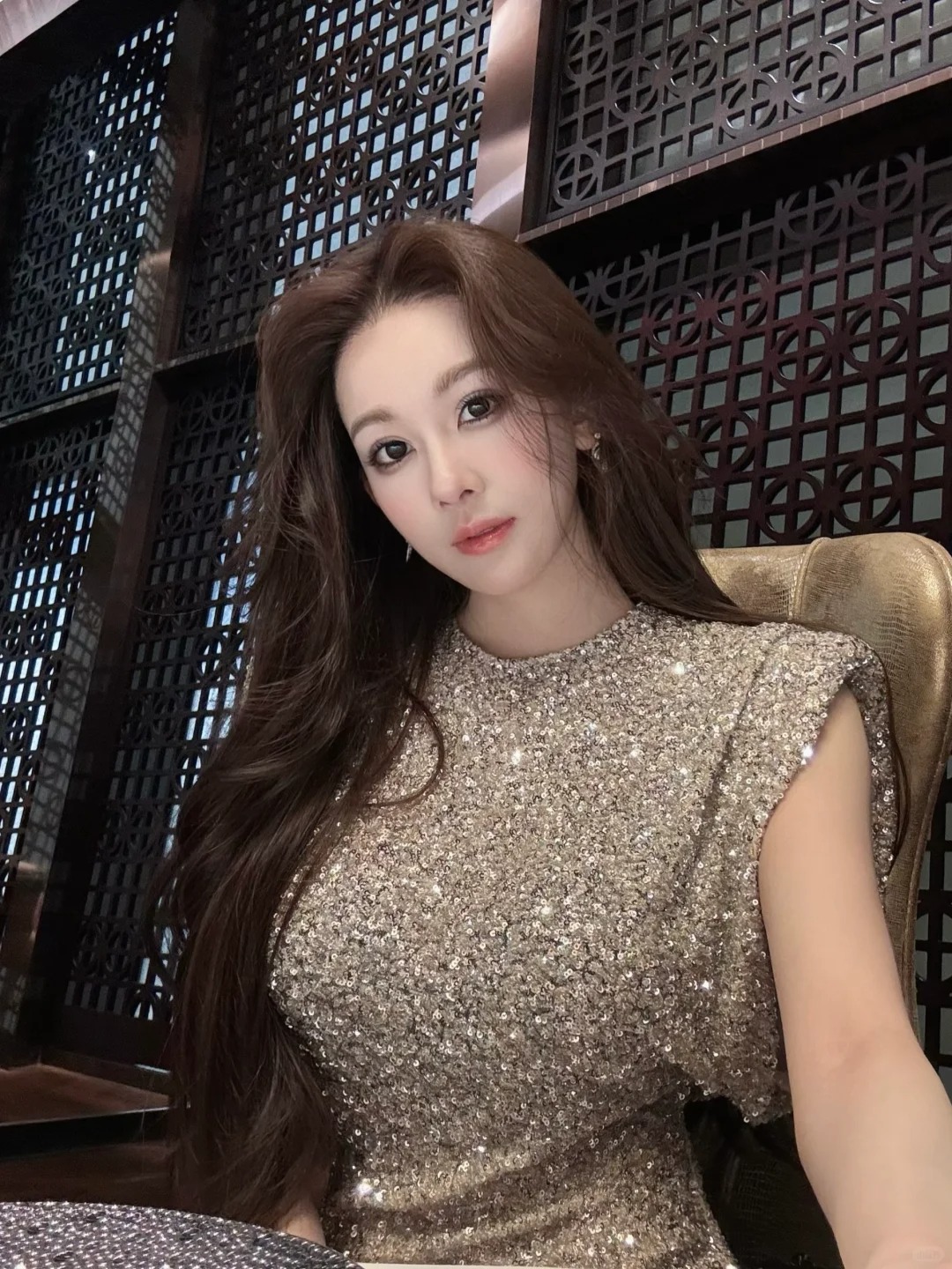 真的好想尝试白金发！！
从来没染过 姐妹们快帮我参谋一下 能适合我么？