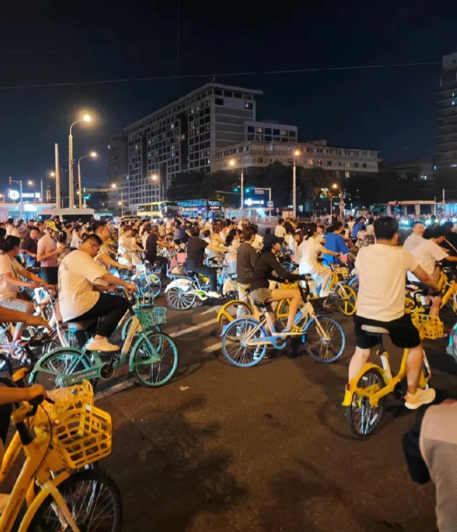 共享单车公司态度坚决，对大学生夜晚骑行至开封且未取消跨区调度费的情况不予让步。