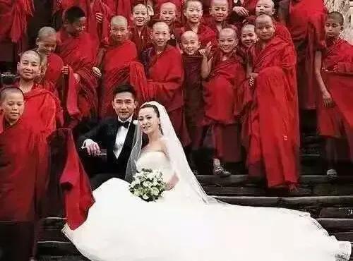 2008年，梁朝伟和刘嘉玲在不丹结婚，请了娱乐圈80多位明星，就连周星驰也都邀请