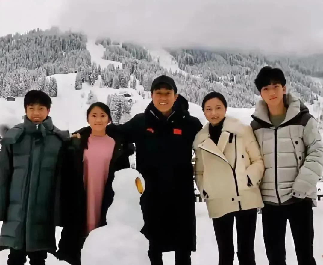 71岁的张艺谋带着妻子儿女，回西安老家一起玩雪了！从小跟着妈妈陈婷在无锡长大的孩
