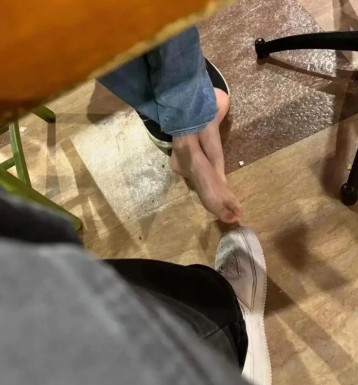 相亲对象第一次见面吃饭就拖鞋，而且味儿还大！你说，有必要继续聊下去吗？[左捂脸]