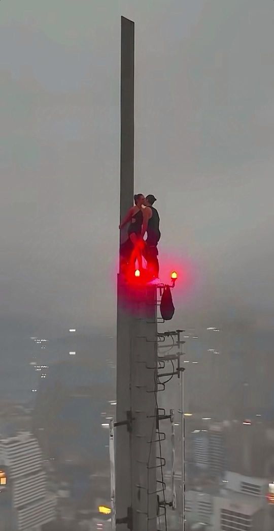对你的爱冲入云霄