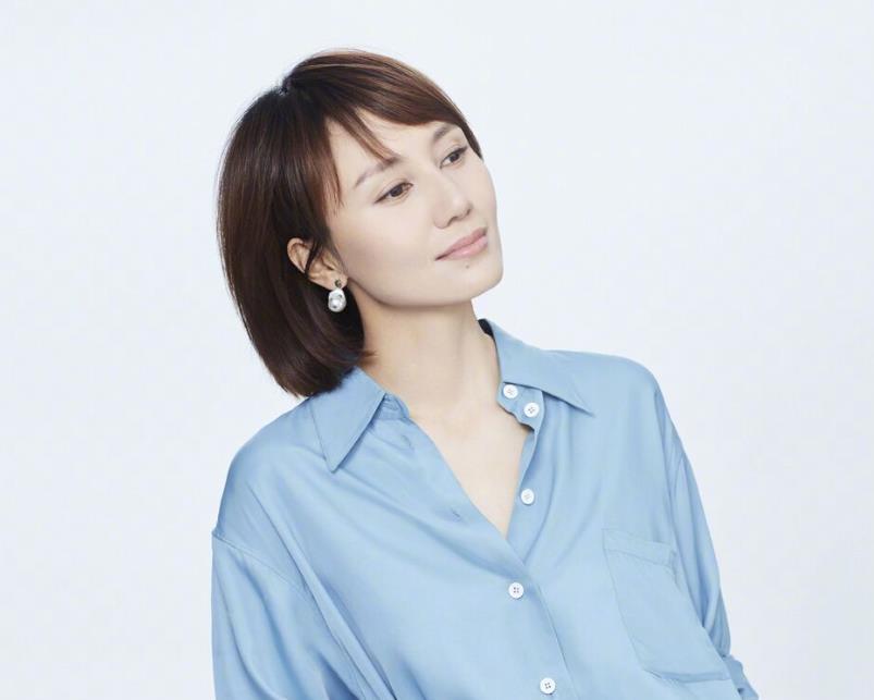 袁泉自幼投身艺术，凭借精湛演技在影坛留下诸多佳作。近期现身，她简单穿搭尽显高级感