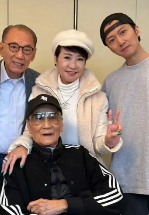 年后，狄波拉也领儿子谢霆锋去看望谢贤了，还有霆锋老板一起去的，四哥谢贤里面穿着黑