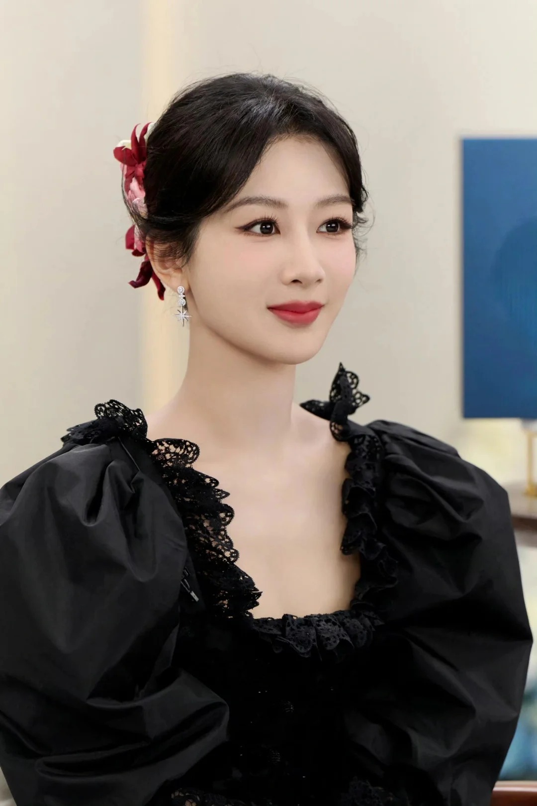 杨紫这个造型好突破！复古宫廷风拿捏的完美！