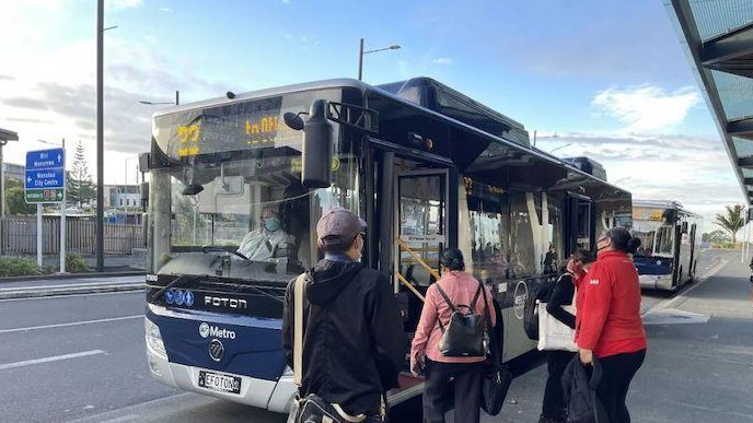 沉默的中国人：16岁大小伙留学新西兰被袭击打掉五颗牙齿不还手