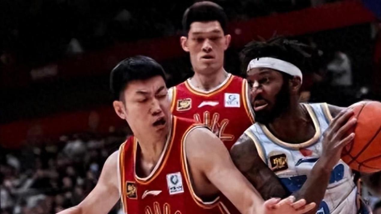 一拿球就单打！16中7+5失误+咆哮裁判吃丅，41岁少帅根本管不了他