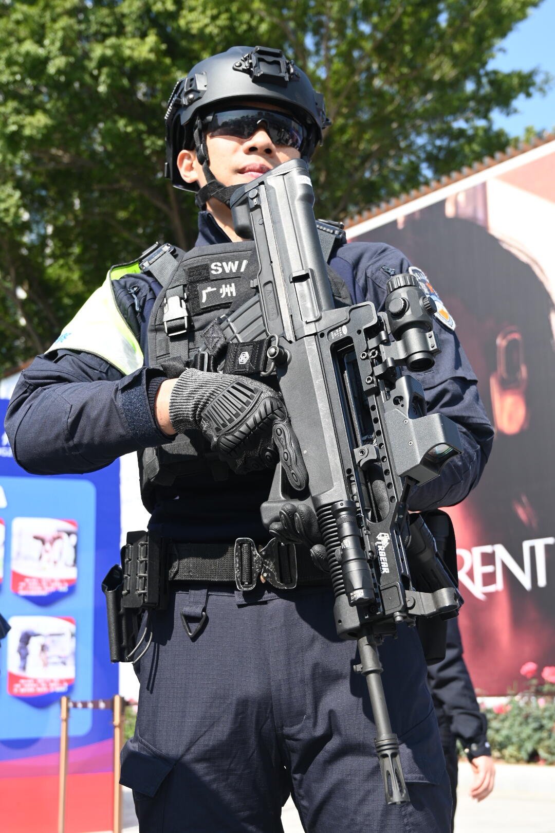 广州特警，人民警察为人民，警民团结一家亲。
