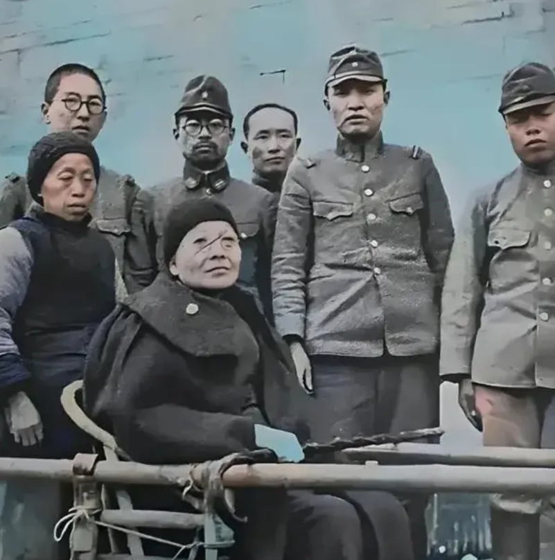 这是1940年3月拍摄的照片，坐在滑竿上的女子名叫汪兆娥，她是大汉奸汪精卫的亲姐