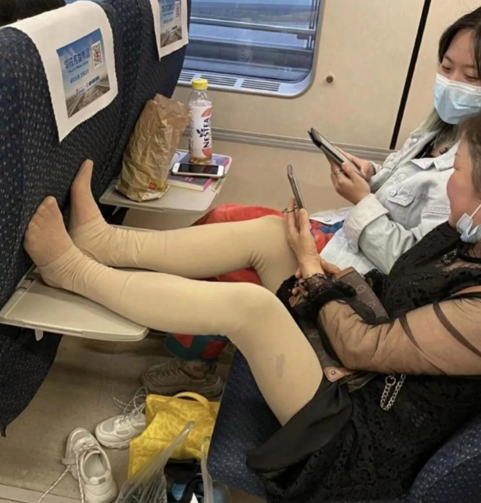 平时坐高铁我很反感这种人。
