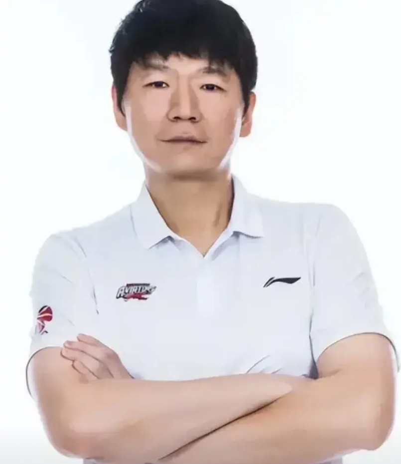 邱彪放话：克里斯的罚款我来交！山东男篮客场战胜新疆，终结了新疆主场不败的神话！