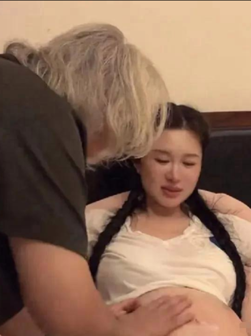 张纪中给怀孕的妻子抹妊娠油！好温暖的一幕，这是又要当爹了，70多岁还奋斗在第一线