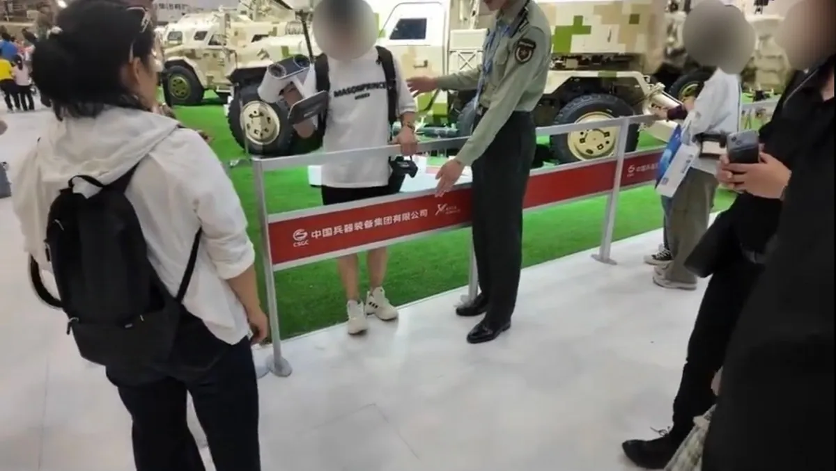 珠海航展有“敌特”？身背带天线大包，手持3D建模仪，翻越护栏近距离扫描装备，被解