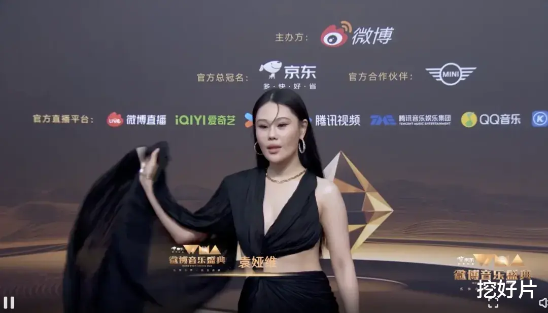 音乐盛典红毯：容祖儿胖了，林志颖王心凌比心，56岁周慧敏美爆了（红米k30和真我q2对比）-第18张图片-九妖电影