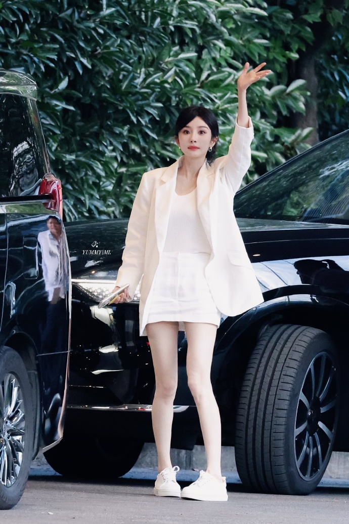 #杨幂露腿白西装#请问，你是看腿，还是看车。不理解刘恺威，是怎么想的。