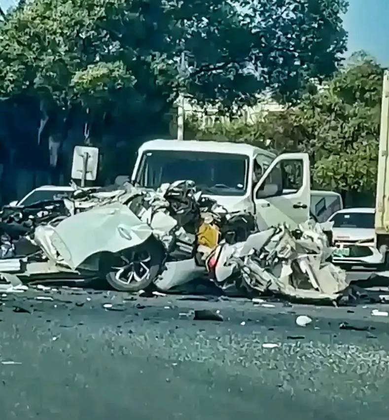 广东河源市源城区一电动小轿车飞撞大货车，瞬间解体，引出了三个不可思议:
1.车速