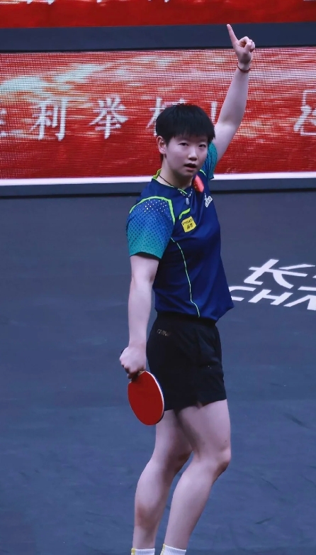 孙颖莎在乒乓球领域表现出色，年仅21岁就在东京奥运会女团决赛中战胜劲敌伊藤美诚，