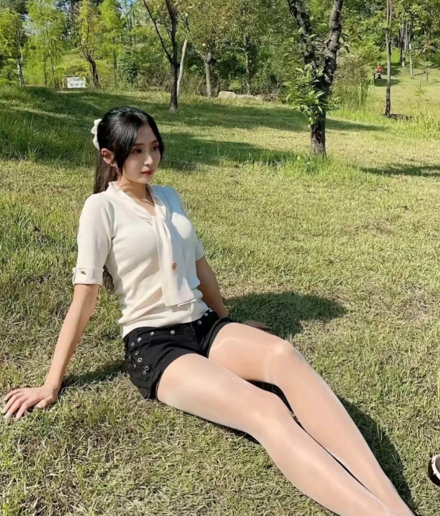 嘿，今天心情超棒！就像站在了一个属于自己的舞台上，阳光洒在身上，暖洋洋的。感觉自
