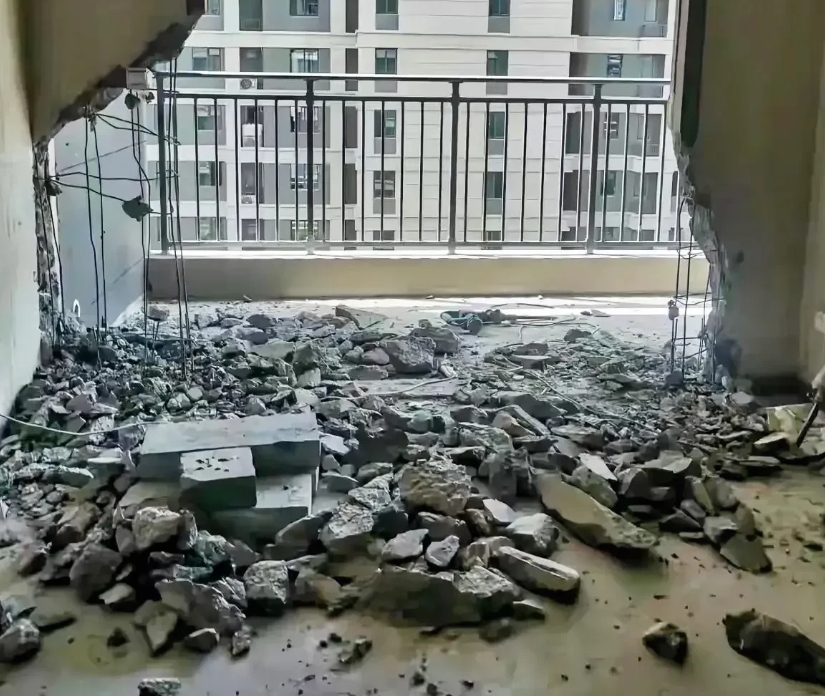 这墙都已经砸到一半了，泥工师傅说里面有钢筋，怕是承重墙，说他不敢继续砸了。
大神