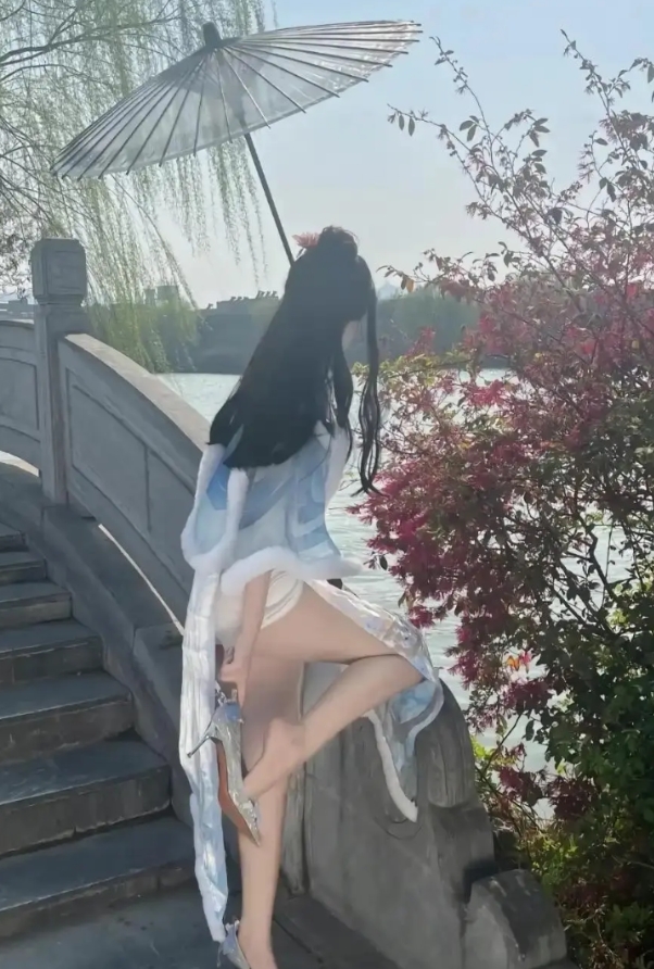 不知道小仙女热不热！！哈哈哈哈 [大笑][大笑][大笑][大笑][大笑]