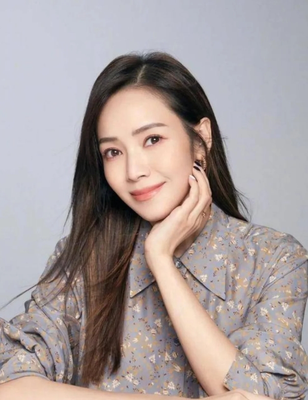 她曾是周杰伦的白月光，以完璧之身嫁入豪门