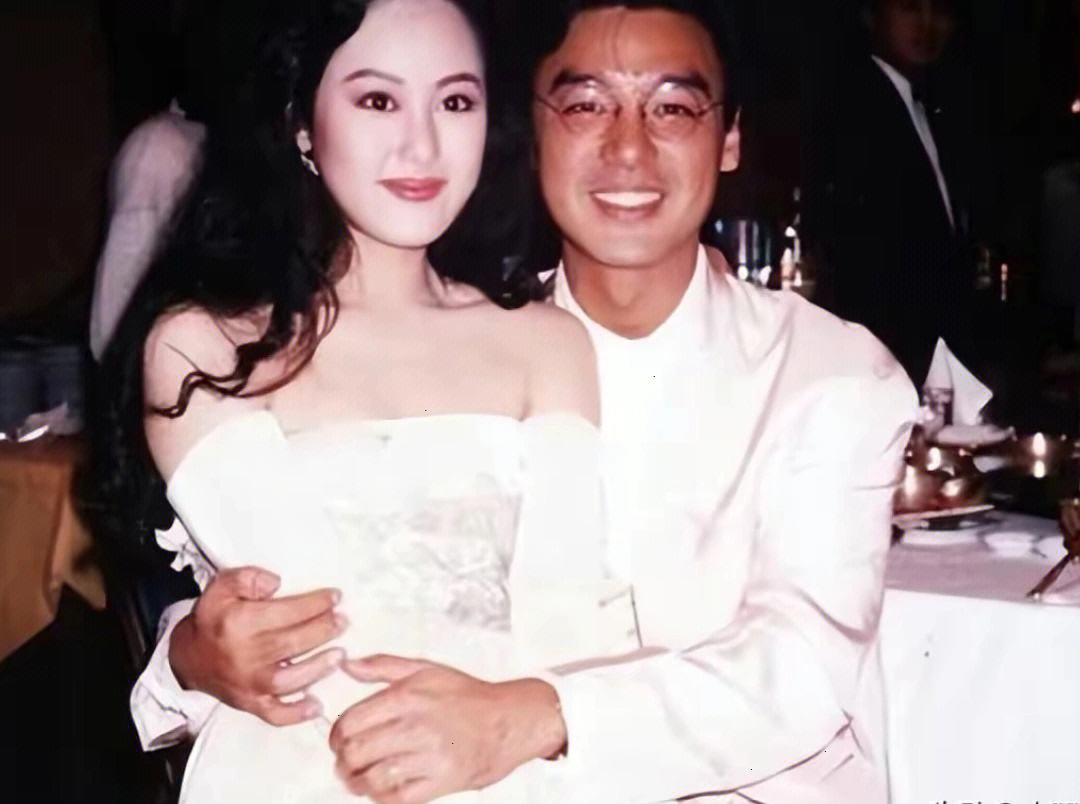 当年，钟镇涛与章小蕙恋爱。章父坚决反对，钟镇涛不解地问:“这是为什么？”章父说: