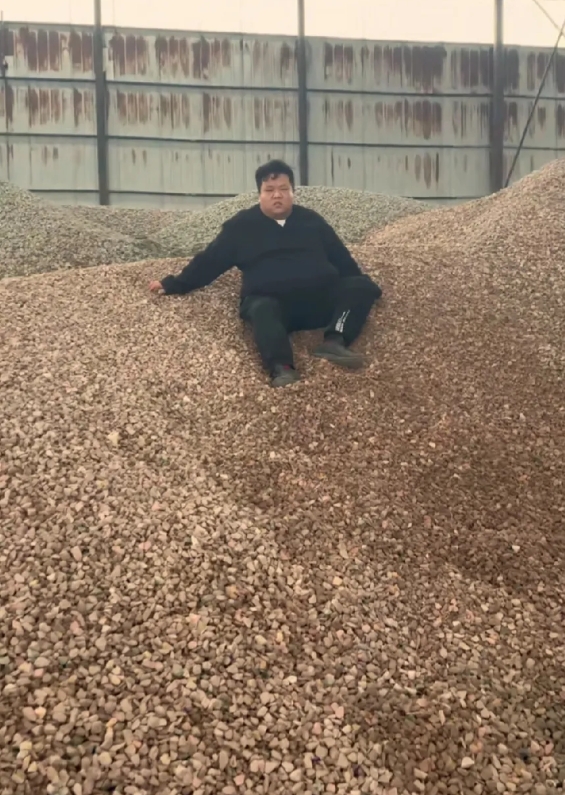 解清帅的哥哥解清栋这两日被客户拖欠工程款，讨要无果，整个人心力交瘁、焦头烂额。