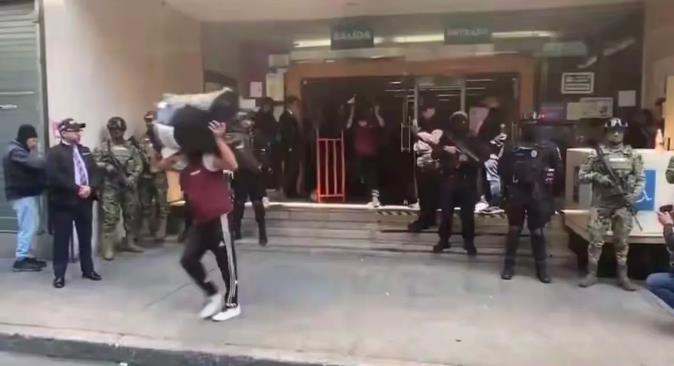 墨西哥总统跟特郎普通电话后的第二天，即下令出动二百余名警察、海军陆战队和检查人员