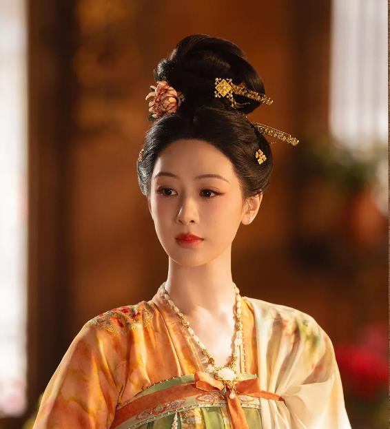 《国色芳华》开播，杨紫李现主演，梦回亲爱的热爱的！