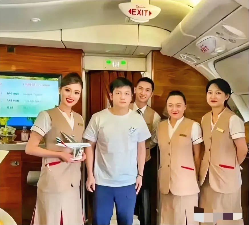 哈哈哈，这张照片是樊振东在飞机上去上厕所被一群空姐给拦下来拍的。
看着小胖的动作