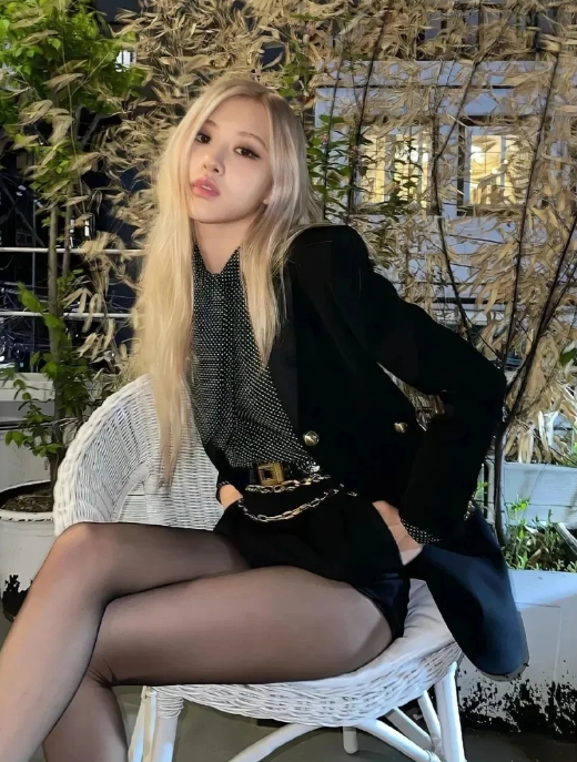 朴彩英，黑丝也能穿出高级感