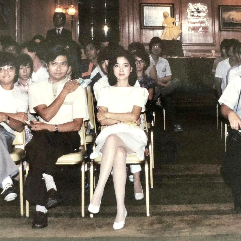 1981年4月，香港，坐在C位的邓丽君气场十足，美若天仙，无愧“两岸三地”天后称
