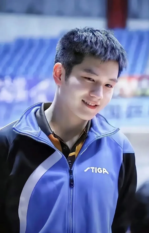 樊振东这波转型，我只能说：太有远见了……

​1.在巅峰时刻选择转身，避免了被时