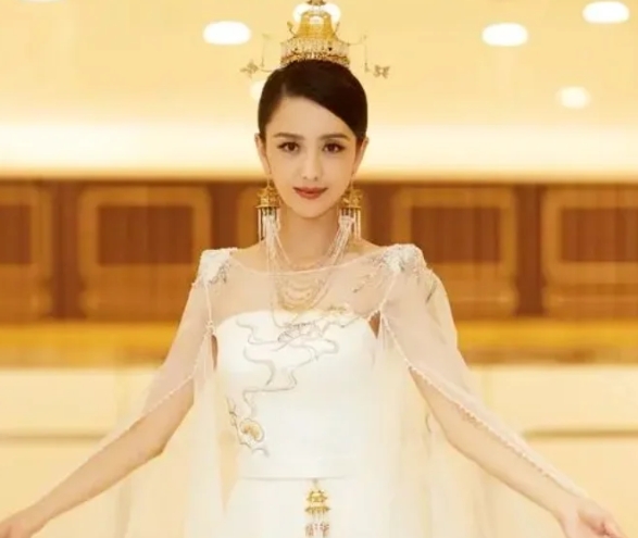 佟丽娅：一颗独特的星辰