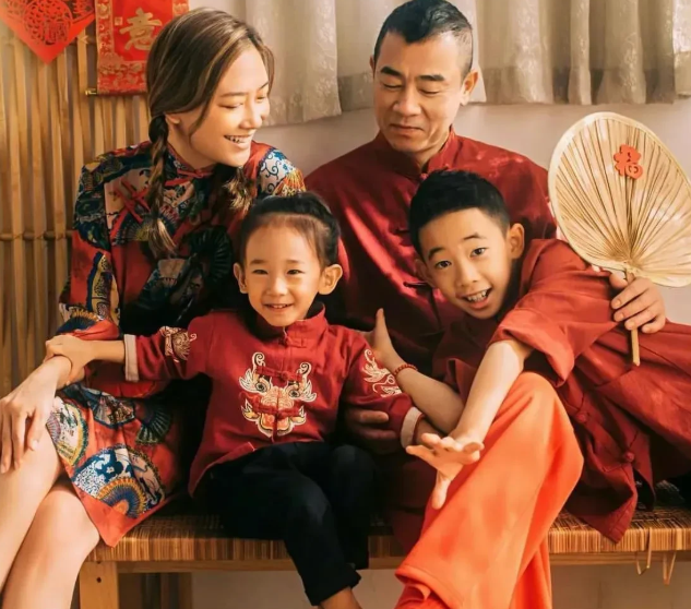 一次，主持人问应采儿:“生第一胎与生第二胎时有什么不同？”应采儿面无表情地说:“