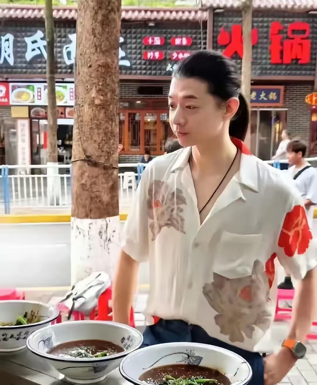 霍尊好接地气啊，路边吃面完全没有明星架子