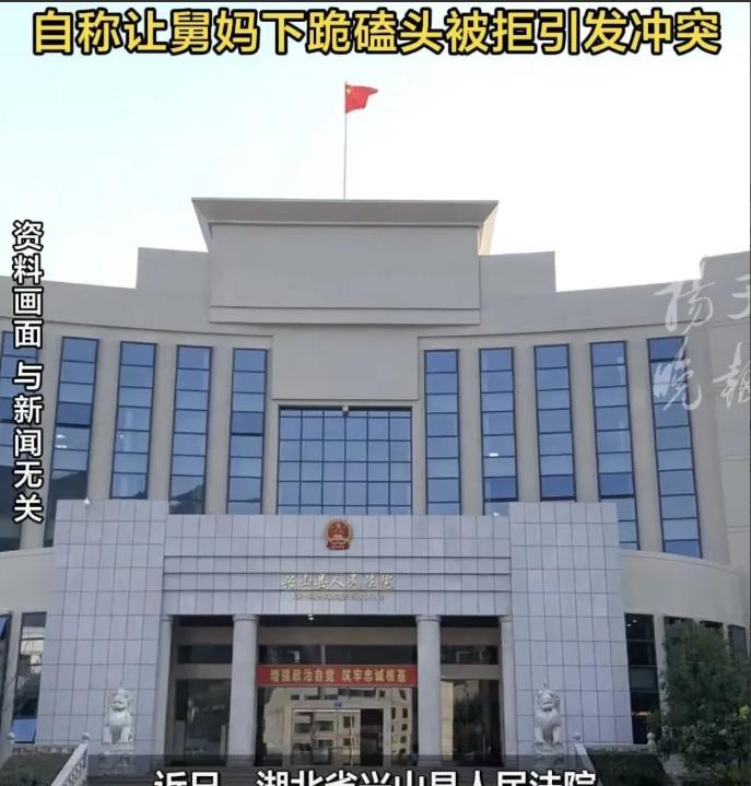 --湖北，一男子在灵堂按住舅妈肩膀，让她给去世的外公下跪磕头，舅妈怒骂还扇了男子