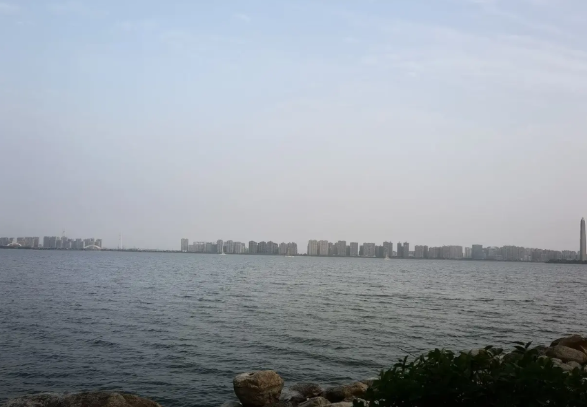 家有小孩成绩不是很好的，如果考高中没有什么希望了，可以考虑考中专三定向：定向招生