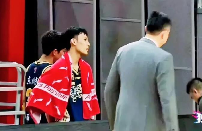 广东送江苏赛季首胜，这比赛打得那叫一个稀碎，绝了。
广东真正的弹尽粮绝了，在自己