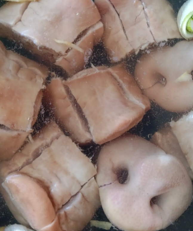 我妈可咋整啊？[捂脸]这才初二我妈又一大早做了好几锅吃的，又是鸡肉，又是猪蹄子，