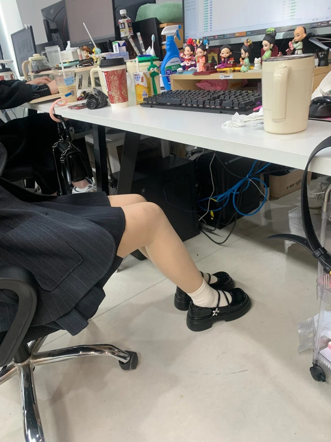 真无语😓办公室看见的！！！
我趣…对自己无语了….居然看上同事的小皮鞋了，之前