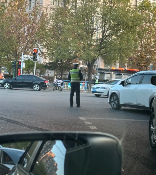 不知道大家有没有发现
石家庄街头的警察变多了
原来的辅警都不见了
民警的警衔是一