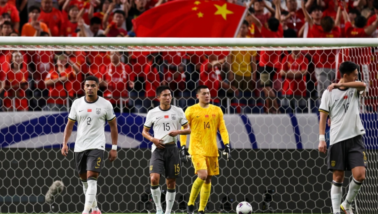 国足 1:3 惜败日本，这场比赛让观众看清了3个人：