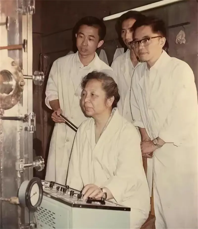 1957年，美国海关强行扣押了中国一女子行李箱里的6800美金。然而，女子竟然微