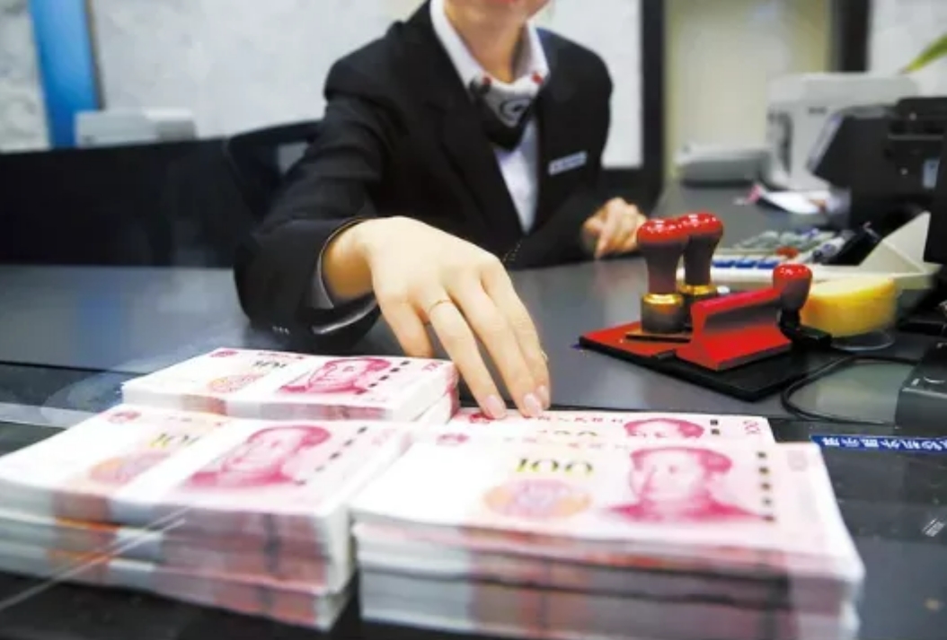 南京，女子从银行取出50万，用于孙子的购房首付款。不料在7天后，银行竟联系到女子