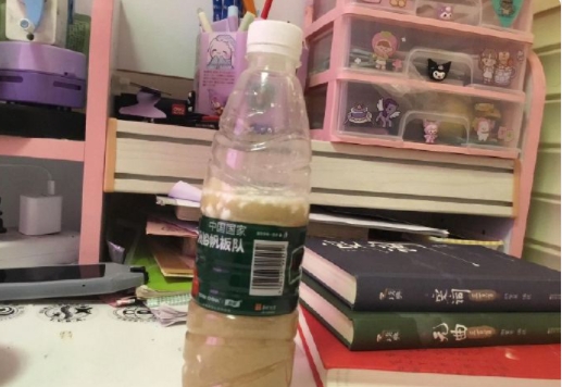 实在不懂养臭水意义何在，从我们上学那会儿就有同学在床边搞个矿泉水瓶子，里面各种东