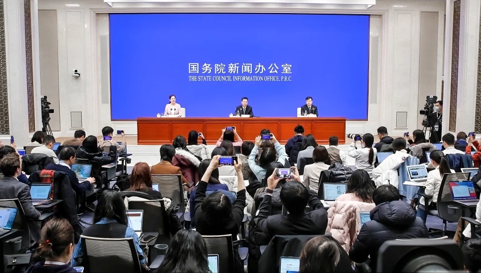 美国天塌了！中国反制！
根据国务院关税税则委员会发布的公告，由于美国此前采取相应