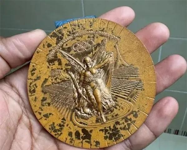 巴黎奥运奖牌出问题，退回一百多枚

                      
